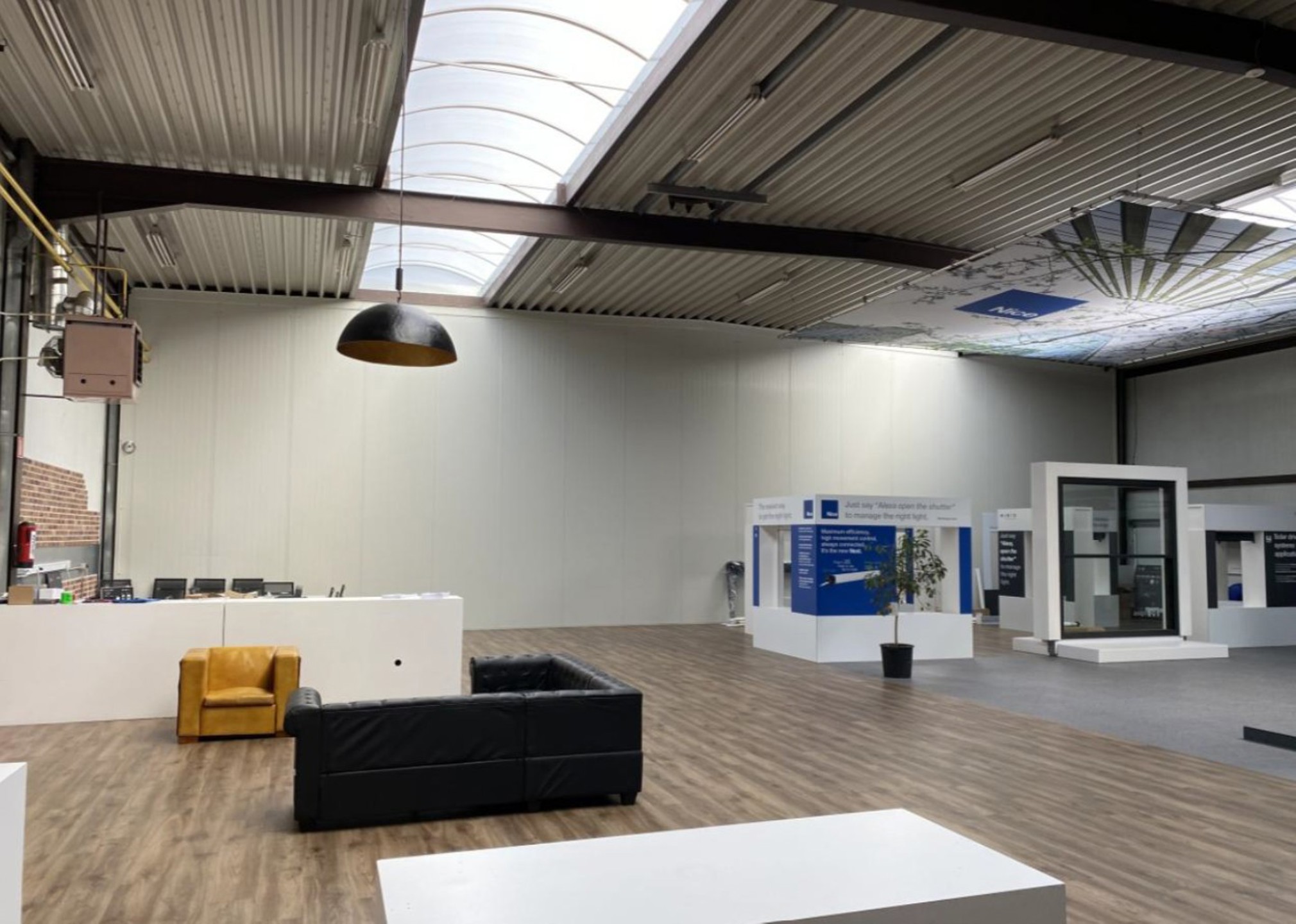 Magazijn 950m² met kantoor/showroom 264m² en parking te huur - foto 1