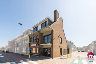 Totale prijs: €545.000 (vastgoed € 395.000 + handelsfonds € 150.000)<br /><br />Op zoek naar een unieke combinatie van <strong>wonen en ondernemen</strong>? Dit pand omvat een frituur op het gelijkvloers en een bovenliggend duplexappartement, elk met een <strong>volledig afzonderlijke ingang</strong>.
<p>De frituur beschikt over een ruimte waar klanten ter plaatse kunnen eten, een volledig ingerichte bakruimte en een aparte keuken met kookfornuis op gas. Daarnaast is er een afzonderlijke berging met koelcel, diepvries en voldoende ruimte voor stockage.</p>
<p>De aankoop van het vastgoed is gekoppeld aan de verplichte overname van de handelszaak, inclusief de aanwezige inboedel (eettafels, stoelen, friteuse, koeltoog, kassa, keukenmateriaal, koelcel, diepvries) en horeca-uitrusting. Hierdoor kan de zaak na overname meteen verder worden uitgebaat. De overname is niet inbegrepen in de vraagprijs van het vastgoed en gebeurt tegen een overnameprijs, zoals eerder vermeld in de advertentie.</p>
<p>Het bovenliggende <strong>duplexappartement</strong> beschikt over een aparte toegang en vormt hierdoor een mooi afzonderlijk woongedeelte. Het appartement is recent gerenoveerd en beschikt over een ruime leefruimte, volledig geïnstalleerde keuken, twee slaapkamers, vernieuwde badkamer en twee terrassen.</p>
<p><strong>EPC:</strong> handelsruimte label D – appartement label C (278 kWh/m²/jaar).</p>
<p><strong>Interesse?</strong> Voor meer informatie over de overname, de overnamevoorwaarden of voor een bezoek ter plaatse, contacteer ons vandaag nog via <strong>living@era.be</strong> of <strong>053 41 40 25!</strong></p>