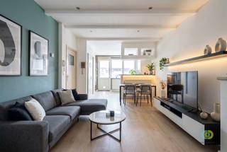 <p><span>Ontdek dit appartement gelegen in het centrum van Vilvoorde, op wandelafstand van het station, winkels en openbaar vervoer. Dankzij de centrale ligging en de lage gemeenschappelijke lasten vormt dit appartement een uitstekende opportuniteit voor zowel eigen bewoning als investering.</span></p><p><span>Het appartement bevindt zich in een kleinschalig gebouw, wat zorgt voor een aangename woonomgeving en beperkte kosten. Bovendien biedt het pand een interessant huurrendement. De huidige huurder zal het appartement verlaten, waardoor het snel beschikbaar kan zijn voor eigen gebruik of een nieuwe verhuur. De indeling is praktisch en comfortabel: via de inkomhal bereikt u het aparte toilet en de leefruimte. De leefruimte vormt één mooi geheel met de open keuken, wat zorgt voor een ruimtelijk en lichtrijk gevoel. Vanuit de keuken heeft u toegang tot een aangenaam terras met plaats voor twee stoelen, ideaal om even tot rust te komen. Naast de keuken bevindt zich de doucheruimte. Aan de andere zijde van het appartement vindt u de slaapkamer met aansluitend een dressing of bureauruimte, perfect voor thuiswerk of extra opbergruimte. Daarnaast beschikt het appartement over een handige kelder, ideaal als extra stockage. Een ideale opportuniteit voor starters, alleenstaanden of investeerders die op zoek zijn naar een centraal gelegen appartement met potentieel en een aantrekkelijk rendement.<br /><br /></span></p><p><span> </span></p>