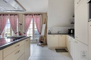 <p>Gelegen op een uitstekende en centrale locatie in het hart van <strong>Sint-Job-in-’t-Goor</strong> vindt u dit instapklare éénslaapkamerappartement met een bewoonbare oppervlakte van <strong>94 m²</strong>.<br />Bij het betreden van het appartement komt u in de inkomhal, die toegang biedt tot de verschillende ruimtes. De <strong>lichtrijke leefruimte </strong>sluit naadloos aan op de <strong>moderne, open keuken</strong>. Deze is volledig uitgerust met alle hedendaagse comfort, waaronder een koelkast, vaatwasser, inductiekookplaat, spoelbak en tal van ingemaakte kasten. Verder bereikt u via de hal de volledig ingerichte badkamer, voorzien van een douche, lavabomeubel, toilet en aansluiting voor een wasmachine/droogkast. Daarnaast beschikt het appartement over een ruime slaapkamer, die op haar beurt toegang geeft tot het <strong>zonnige en ruime terras</strong> aan de achterzijde. Tot slot is er nog een <strong>ruime zolderruimte</strong>, momenteel ingericht als opbergruimte, die kan worden omgevormd tot tweede slaapkamer. In de ondergrondse parkeergarage van het gebouw beschikt het appartement over <strong>twee privatieve autostaanplaatsen.</strong></p><p>Extra troeven:<br />- EPC: 211 kWh/m² (C-score → GEEN renovatieverplichting)<br />- Elektriciteit conform!<br />- twee ondergrondse autostaanplaatsen inbegrepen!<br />- Riante zolderruimte die met aanpassingswerken kan worden omgevormd tot tweede slaapkamer<br />- Centrale ligging op wandelafstand van winkels, horeca en openbaar vervoer</p><p>Extra:</p><p>-Niet opgenomen in maatregelenregister</p><p>- Woongebied, Gvkr verdere stedenbouwkundige informatie in aanvraag.</p><p>Voor meer info ga naar www.coenenvastgoed.be of bel 03/375.82.92</p>