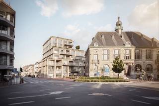 Centr is een nieuw en hedendaags woonproject in het centrum van Middelkerke. Fase 1 van het project omvat 32 appartementen en 2 handelspanden gelegen aan de Oostendelaan, op wandelafstand van de zeedijk, het Normandpark en tal van winkels en horecazaken.
De appartementen, met 1, 2 of 3 slaapkamers, variëren in grootte van 60 tot 142 m² en zijn ontworpen met oog voor licht, ruimte en wooncomfort. Elk appartement beschikt over een ruim terras dat naadloos aansluit op de leefruimte en zorgt voor een aangename buitenbeleving in elk seizoen. Dankzij de doordachte oriëntatie geniet je optimaal van zon en privacy. De afwerking is modern en duurzaam, met onder andere vloerverwarming en een geothermische warmtepomp die garant staan voor energiezuinig wonen.
Onder het gebouw zijn twee ondergrondse bouwlagen voorzien van staanplaatsen en garages, beschikbaar voor aankoop. De groene binnentuin vormt een rustige ontmoetingsplek voor bewoners en versterkt het gevoel van verbondenheid in dit stijlvolle project. Centr combineert hedendaagse architectuur met een sterke focus op woonkwaliteit. Of je nu op zoek bent naar een vaste thuis, een tweede verblijf of een interessante investering aan zee: Centr biedt een toekomstgerichte woonoplossing op een unieke ligging aan de Belgische kust.
Interesse in Centr? Neem contact op voor meer informatie via 050 70 81 74 of hello@keyimmo.be.