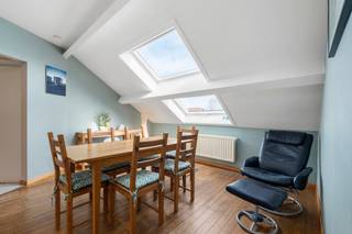 <p>Te koop: instapklaar appartement in Koksijde, gelegen aan de Arthur Frèrelaan, in een rustige villawijk nabij het centrum en het openbaar vervoer.<br />Dit appartement biedt drie volwaardige slaapkamers, ideaal voor gezinnen of wie extra ruimte zoekt. Dankzij het ontbreken van een lift geniet u van lage gemeenschappelijke kosten, en de woning is volledig instapklaar zodat u meteen kunt verhuizen. De groene omgeving en de centrale ligging maken dit een comfortabele en praktische woonplek.</p>

<p> </p>

<p>Belangrijkste ruimtes:<br />• Gezellige woonkamer met veel lichtinval<br />• Functionele keuken met voldoende opbergruimte<br />• Drie slaapkamers, elk met een eigen sfeer<br />• Badkamer met douche en wastafel<br />• Apart toilet</p>

<p> </p>

<p>Troeven:<br />• 3 slaapkamers – ruimte voor gezin, gasten of bureau<br />• Geen lift = lage kosten<br />• Instapklaar – direct bewoonbaar</p>

<p> </p>

<p>Neem vandaag nog contact op met uw ERA-makelaar voor een bezoek.<br />058 51 23 23 of op christian@eraservimo.be<br />JOUW DROOMAPPARTEMENT. ZO GEVONDEN!</p>