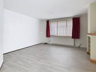 Instapklare woning in een rustige straat te Steendorp.<br /><br />Dit huis wordt te koop aangeboden in de rustige Kerkhofstraat te Steendorp / Temse. Het is zeer goed bereikbaar vanaf de E17 autosnelweg en de N16 rijksweg. Openbaar vervoer en scholen zijn vlakbij.<br /><br />Het huis is uitgerust met alle basiscomfort en beschikt over een energielabel D. Er is geen renovatieplicht. Er is centrale verwarming, dakisolatie en de muren zijn deels geïsoleerd. De elektriciteit is conform.<br /><br />Indeling:<br />. inkomhal met gastentoilet<br />. woonkamer met zicht op het terras<br />. keuken met gaskookvuur en aansluitingen voor een vaatwasser.<br />. garage<br />. terras met veel privacy<br />. nachthal<br />. grote slaapkamer<br />. kleine slaapkamer<br />. badkamer met ligbad<br /><br />Deze woning die te koop wordt aangeboden in Steendorp is geschikt voor alleenstaanden, koppels en kleine gezinnen.<br /><br />Deze woning is ideaal voor verhuur, beschikt over een conformiteitsattest en biedt een mooi huurrendement.<br />Bekijk zeker ook onze rendementsberekening via dewaele.com.<br /><br />Wees er snel bij en plan vandaag nog uw bezoek !<br /><br />Bestuursmaatregelen in het maatregelenregister: nee