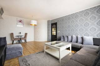 ANDERLECHT, dicht bij winkels en openbaar vervoer, charmant appartement van ± 73 m² gelegen op de 11e verdieping. Het is als volgt ingedeeld: inkomhal, woonkamer van ± 27 m², half ingerichte keuken, nachtgang, 2 slaapkamers (± 9 m² en ± 12 m²), badkamer, apart toilet, terras van ± 7 m² en kelder. Alle oppervlakten zijn indicatief. EPC: D, 36kg/ (m²/jaar). INFORMATIE TREVI NORD: 02.410.10.30.
Bezoek ook onze Facebookpagina Trevi Nord