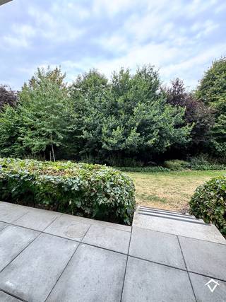 Dit gelijkvloers appartement (B0.2) is gelegen in de Residentie Brouwershof te Westrozebeke (Staden) en bestaat uit: inkomhal - toilet - badkamer - leefruimte - keuken - berging - 2 slaapkamers - terras - garagebox (G110)<br /><br />Troeven van dit appartement: <br />- EPC-label A<br />- bewoonbare oppervlakte van 83 m²<br />- terras van 12,96 m²<br />- momenteel is het appartement met garagebox verhuurd aan 700 €/mnd<br /><br />Verkoop onder het stelsel van 21% BTW.