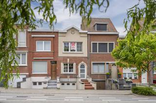 INDELING: Gelijkvloers: - lichtrijke leefruimte met aparte zithoek- volledig ingerichte open keuken met voldoende opbergruimte- vernieuwde...