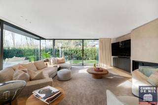 Villa entièrement rénovée, sise au calme au bord du Zoute. Orientation parfaite, Sud Ouest. Composition de la villa : entrée avec toilettes...