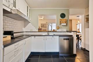 Deze TRENDY HALFOPEN BEBOUWING met 2 SLAAPKAMERS, ZONNIGE TUIN & UITWEG dompelt je onmiddellijk onder in het "THUIS-gevoel". Deze instapklare...