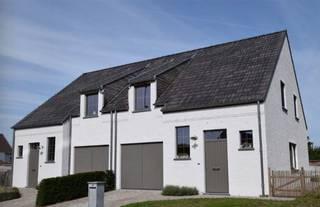 TE KOOP in MELLE aan de Koperstraat<br /><br />Mooi en centraal gelegen project voor het bouwen van een half-open bebouwing.<br /><br />Lot 12: Opp. : +/- 268 m² Prijs grond : € 147.400<br /><br />FORMULE WATER- EN WINDDICHT:<br />- Ruwbouwwerken<br />- Timmerwerken<br />- PVC ramen met beglazing kw 1.0<br />- Dak- &amp; zinkwerken<br />_________________<br />= € 246.863 excl. btw<br /><br />OPTIE AFWERKING:<br />- Elektriciteit en ventilatie<br />- Chape -en vloerisolatie<br />- Pleisterwerken<br />- Sanitaire werken ( HW toestellen = € 4.000 excl. btw )<br />- Warmtepomp lucht/water ( Viessmann )<br />- Bevloering ( HW vloer : 35€/m² HW plinten : 12.50€/lm HW wandtegels : 25€/m² )<br />- Keukeninstallatie ( HW = € 8.000 excl. btw)<br />- Binnen schrijnwerk<br />- Voegwerken<br />- Blowerdoortest<br />- Zonnepanelen 8st. ( 435 Wp )<br />_________________<br />= € 110.909 excl.btw<br /><br />WIJ BOUWEN OOK A LA CARTE<br />Opties zijn mogelijk tot net voor " Normale Bewoonbaarheid" (volgens aannemingsovereenkomst)<br />Informeer naar onze interessante HUISRUIL-FORMULE<br /><br />zie ook : WWW.SPEYBROECK.BE<br />Bel 0473 300 700 of GRATIS 0800 15 700