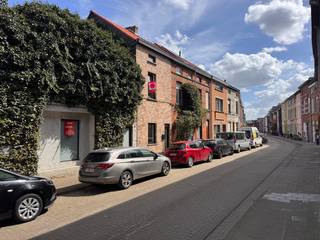 Deze woning is gelegen in een rustige straat nabij het centrum van Gent, de aansluiting met de verbindingswegen en scholen, winkels, openbaar...