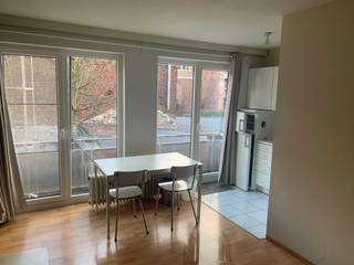 Zonnig 1-slaapkamerstudio in hartje Leuven.<br /><br />Op zoek naar een gezellige en lichtrijke ruimte op een toplocatie in centrum Leuven?<br />Dit één-slaapkamerappartement van +/- 40 m² ligt op wandelafstand van Kruidtuin en campus <br />Gasthuisberg.<br /><br /> Indeling:<br />-Lichtrijke leefruimte met open keuken.<br />-Terrasje <br />-Aparte slaapkamer<br />-Badkamer met bad/douche combinatie, lavabo en toilet.<br /><br />Troeven:<br />-Zeer goede ligging, vlakbij openbaar vervoer, Kruidtuin en campus Gasthuisberg. <br />-Ideaal voor student of doctoraatsstudent of eventueel starters.<br /><br />Praktisch:<br />-Oppervlakte +/- 40 m².<br />-Huurprijs: €700 + €120 voorschot TV, internet, verwarming, elektriciteit en water