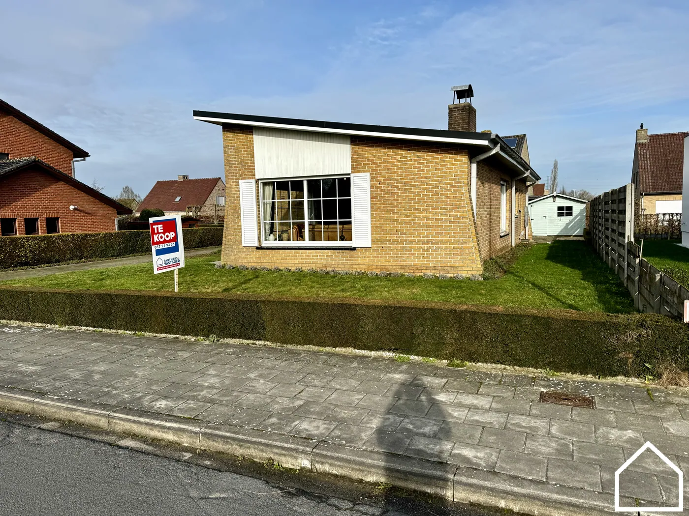 GELIJKVLOERSE WONING MET 3 SLAAPKAMERS EN GARAGE IN RUSTIGE WIJK IN IEPER - foto 2