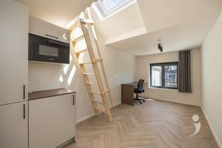 <p><span>Discover this contemporary student room in a high-quality renovation project located at 154 Mechelsestraat, right in the center of Leuven. The building was completely renovated with an eye for sustainable materials and meets all modern requirements in terms of comfort and energy efficiency.</span></p><p><span>The room is located on the 2nd floor and is equipped with an energy efficient air heat pump, which provides pleasant heating in winter and cooling during the summer months. It is offered fully furnished and features a bunk bed (without mattress). In addition, the room has a private bathroom with shower, sink and toilet.</span></p><p><span>Residents have access to a fully equipped communal kitchen. In addition, there is a spacious terrace as well as a large garden, ideal for relaxing or spending time together in green surroundings. Practical bicycle storage is also provided.</span></p><p><span>Thanks to its central location, campuses, stores and restaurants are easily accessible on foot, making this room an ideal base for students.</span></p><p><span>The photo's used are from similar projects and serve as an indication of the finish and atmosphere.</span></p><p><span> </span></p>
