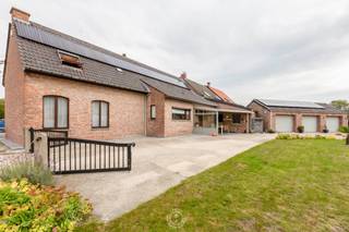 Op zoek naar een woning die het beste van twee werelden combineert? Deze voormalige hofstede ademt landelijke charme en rust, terwijl je dankzij...