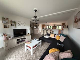 <strong>Bemeubeld duplex appartement met 3 slaapkamers te huur in Ham</strong><br /><br />Nabij het centrum van Kwaadmechelen en Oostham vinden we dit ruime duplex appartement. Het appartement heeft een centrale ligging op wandel- en fietsafstand van een supermarkt, een bakker, een school en openbaar. De op- en afrit van de E313 bevindt zich op slechts enkele minuutjes rijden.<br /><br />Het appartement is gelegen op de eerste verdieping en is bereikbaar met de trap. We komen binnen in de inkomhal met apart gastentoilet. Via de inkomhal bereik je de ruime en lichtrijke leefruimte met open keuken. De keuken is voorzien van een kookvuur met dampkap, een oven, een microgolf, een vaatwasser en een koelkast. Achter de keuken is er een berging, ideaal voor extra opslagruimte.<br /><br />Op de verdieping treffen we drie ruime slaapkamers en een badkamer. De badkamer is voorzien van een dubbele lavabo met voldoende kastruimte, een douche-bad en een tweede toilet.<br /><br />De verwarming gebeurt via centrale verwarming op aardgas.<br /><br />Voor het parkeren van de wagen is er een bijhorende autostaanplaats.<br /><br />De huurprijs bedraagt 950,00 euro per maand en er zijn geen bijkomende gemeenschappelijke kosten. Het appartement wordt bemeubeld verhuurd en is meteen beschikbaar.<br /><br />Spreekt dit leuke duplex appartement jullie aan? Contacteer ons dan via info@bosmanvastgoed.be voor meer info of een bezoek ter plaatse.