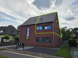 <p><span><strong>Ruim en modern duplex appartement met garage nabij centrum Retie.<br /><br />Een bezoek aanvragen kan eenvoudig via onze website: www.immodrie.be. Zoek het pand terug onder 'Te Huur' en selecteer vervolgens op de pagina de optie 'Bezoek inplannen'. <span>Omwille van de grote reeks aanvragen, worden verzoeken via Immoscoop of andere portaalsites niet verwerkt.</span></strong></span><br /><br />Via de gemeenschappelijke inkomhal bereikt u met de trap de eerste verdieping, waar het appartement zich bevindt. Bij binnenkomst komt u terecht in een open inkomhal die toegang biedt tot een apart gastentoilet, een praktische en ruime berging met aansluiting voor wasmachine en droogkast en voldoende plaats voor extra opslag. Daarnaast bevindt zich hier een eerste slaapkamer, die eveneens perfect kan dienen als bureau, hobbyruimte of polyvalente kamer.</p>
<p>Verder komt u in de lichtrijke leefruimte waar de keuken, eetkamer en zithoek dankzij het open concept naadloos in elkaar overvloeien. De moderne keuken is uitgerust met alle nodige comfort, beschikt over veel kastruimte en een praktisch kookeiland dat het hart van de woning vormt.</p>
<p>Vanuit de zithoek zorgt de grote schuifraam, voorzien van een vliegenraam, voor een aangename verbinding met het ruime westgerichte terras.</p>
<p>Via de trap bereikt u de tweede verdieping. Op deze verdieping bevinden zich nog twee volwaardige slaapkamers en een verzorgde badkamer uitgerust met een douche, een badkamermeubel met enkele wastafel en een tweede toilet.</p>
<p>Achteraan de residentie beschikt u over een ruime garage met verlichting en elektriciteit, ideaal voor het parkeren van een wagen en het stallen van fietsen, vuilniscontainers of extra materiaal. Bovendien kan er nog een tweede wagen voor de garage worden geparkeerd. Voor bezoekers zijn er voldoende parkeermogelijkheden voorzien voor de residentie.</p>
<p><strong>Troeven:</strong></p>
<ul>
<li>Energiezuinig duplexappartement (106 m²)</li>
<li>Drie volwaardige slaapkamers</li>
<li>Ruime en lichtrijke leefruimte</li>
<li>Volledig uitgeruste keuken met kookeiland</li>
<li>Westgericht terras</li>
<li>Ruime garage met elektriciteit en verlichting</li>
<li>Hemelwaterrecuperatie voor gastentoilet</li>
</ul>