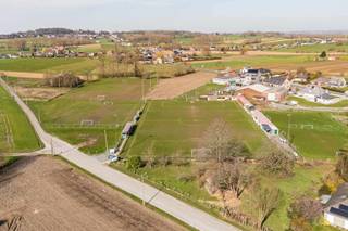 TE KOOP GERAARDSBERGEN<br />Op zoek naar een mooi gelegen “bouwperceel” (voor open bebouwing) met een totale oppervlakte van 3497m2 met aansluitend weilanden.<br /><br />Wij bieden in één geheel onderstaande 3 percelen aan als “bouwperceel” <br />Perceel 1 : A179C, bouwgrond, 1335 m2 <br />Perceel 2 : A179B, weiland, 749 m2 <br />Perceel 3 : A180, weiland, 1413 m2<br /><br />- geen bouwverplichting <br />- niet gelegen in verkaveling<br />- totale lengte aan de straat bedraagt +- 72 m <br />- geen overstromingsgevoelig gebied <br />- vrij van gebruik, geen pacht e.d. <br />- percelen worden niet afzonderlijk verkocht <br />- op 850 m van treinstation van Moerbeke met vlotte verbinding naar o.a. Brussel, <br />- op 900 m van marktplein van Moerbeke met supermarkt, bakkers, … <br /><br />Voor bijkomende info (kadasters, bodemattesten, VGI, VIP, bouwvoorschriften), contacteer Katrien: 0473.42.76.99 of via mail op katrien @cornelis-goeman.be <br />Vermelde afmetingen zijn informatief en niet bindend.