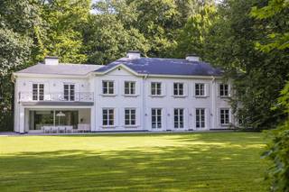 <p><span>Statige villa op toplocatie met unieke parktuin op een terrein van ca. 19.500 m² </span></p><p><span> </span></p><p><span>Indeling</span></p><p><span>U betreedt de villa middels de centrale inkomhal met gastentoilet en vestiaire. Toegang tot een bureelruimte voorzien van parketvloer, alsook toegang tot de ruime living weke eveneens is voorzien van een parketvloer. De woonkamer bestaat uit een zitkamer met gashaard en een aparte eetkamer welke dankzij grote raampartijen zicht hebben over tuin en terras. Aparte TV kamer. De ruime leefkeuken met ontbijtkamer is voorzien van een hoogwaardig afgewerkte keuken met Gaggenau toestellen. De ontbijtkamer geeft toegang tot tuin en terras. Zeer praktische wasplaats / bijkeuken en doorgang naar de garage.</span></p><p><span> </span></p><p><span>Garage </span></p><p><span>De inpandige garage met poorten aan voor- en achterzijde biedt ruimte aan twee auto's. </span></p><p><span> </span></p><p><span>Guestroom</span></p><p><span>Boven de garage bevindt zich een ruim appartement of ruimte voor inwonend personeel. </span></p><p><span> </span></p><p><span>Verdieping</span></p><p><span>De nachthal geeft u toegang tot de mastersuite met dressingkamer, ruime badkamer en slaapkamer. Nog twee slaapkamers met eigen douchekamer of badkamer.</span></p><p><span> </span></p><p><span>Tuin en buitenruimtes</span></p><p><span>Dankzij de ruime parktuin met volwassen bomenbestand geniet u van alle rust en privacy, en dit op een absolute toplocatie. Er zijn meerdere ruime terrassen voorzien, alsook een paviljoen met poolhouse, verwarmd zwembad en ingericht poolhouse. </span></p><p><span> </span></p><p><span>Bijzonderheden</span></p><p><span>Deze statige villa werd in 2014 zeer grondig verbouwd met hoogwaardige afwerking en voldoet nog aan hedendaagse wensen en normen. Energieklasse B. De villa is voorzien van diverse luxe zaken zoals een high end keuken met Gaggenau toestellen, uitgebreid alarm systeem, domotica (Crestron), elektrische gordijnen, rolluiken etc. </span></p><p><span> </span></p><p><span>- Mogelijkheid tot verkavelen / bijkomend gebouw oprichten - </span></p><p><span> </span></p><p><span>Meer inlichtingen via ons kantoor.</span></p><p><span> </span></p>