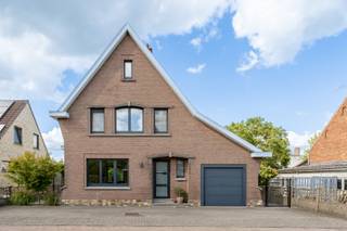 <p>Interesse in dit pand? Neem voor bijkomende informatie of het maken van een afspraak rechtstreeks contact op met Erik Smeijers via <strong>+32 497 53 07 96</strong> of <strong>erik@copandi.be</strong>.</p><p>Bekijk zeker ook de 3D-tour van deze leuke woning!</p><p>Wonen in de Tiendeschuurstraat 48 in Kampenhout betekent kiezen voor rust en ruimte, in een verzorgde woning die in 2022 nog grondig werd gerenoveerd. Dit instapklare huis uit 1962 combineert de degelijkheid van een vroegere bouwperiode met de troeven van een moderne afwerking. Een plek waar je meteen je intrek kunt nemen, zonder zorgen om bijkomende werken.</p><p>De woning biedt een bewoonbare oppervlakte van 161 m², verdeeld over een praktische en aangename indeling met twee ruime slaapkamers en een volledig uitgeruste badkamer. De leefruimtes zijn licht en overzichtelijk ingedeeld, ideaal voor wie op zoek is naar een functioneel huis zonder in te boeten aan gezelligheid. Buiten geniet je van een tuin en een terras, perfecte plekken om tot rust te komen of te genieten van een zonnige namiddag. Daarnaast beschikt het pand over een garage en twee bijkomende buitenparkeerplaatsen, zodat parkeren nooit een probleem vormt.</p><p>Deze woning werd aangenaam gerenoveerd in 2022, met aandacht voor comfort en energie-efficiëntie: de gevel, zoldervloer en kruipkelder zijn geïsoleerd en de ramen zijn voorzien van hoogrendementsbeglazing. De centrale verwarming gebeurt via radiatoren op stookolie. Het perceel heeft een grondoppervlakte van 538 m², wat extra ademruimte geeft ten opzichte van de rechtstreekse omgeving. De gunstige overstromings- en funderingsscores (A) bevestigen bovendien de stabiliteit en veiligheid van de locatie.</p><p>Kampenhout is een rustige, groene gemeente met een goede verbinding naar de omliggende invalswegen, winkels en scholen, ideaal voor wie landelijk wil wonen zonder de stad ver weg te hebben. De ligging combineert de charme van het buitenleven met de nodige nabijheid van alledaagse voorzieningen. Ontdek deze woning zelf via de virtuele tour of plan een bezoek ter plaatse: ons kantoor helpt je graag verder om deze unieke kans te verkennen.</p><p>✅ Goede ligging<br />✅ Leuke tuin<br />✅ Grotendeels gerenoveerd<br />✅ Driedubbel glas<br />✅ Zoldervloer en kruipkelder geïsoleerd<br />✅ Elektriciteit vernieuwd<br />✅ Nieuwe vloeren en pleisterwerk<br />✅ 2 slaapkamers + bureau<br />✅ Garage met nieuwe poort</p>