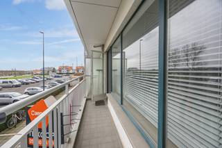 Deze <strong>ruime en lichtrijke studio met zuidgericht terras</strong> bevindt zich op de <strong>eerste verdieping van Residentie Wimbledon C (Leopoldlaan 137) in Middelkerke</strong>, op een <strong>boogscheut van de Zeedijk</strong>. Dankzij de <strong>centrale</strong> <strong>ligging</strong> geniet u van een vlotte bereikbaarheid en bevindt u zich o<strong>p wandelafstand van het strand, het casino, winkels, horeca en openbaar vervoer.</strong><br /><br />De studio is <strong>praktisch</strong> <strong>ingedeeld</strong> en beschikt bovendien over een <strong>privatieve</strong> <strong>kelderberging</strong>, wat een <strong>extra troef is voor opslag aan zee.</strong><br /><br />Indeling:
<ul>
<li>Lichtrijke leefruimte met grote raampartijen</li>
<li>Geïnstalleerde keuken</li>
<li>Badkamer met ligbad en douchemogelijkheid, toilet en lavabo</li>
<li>Aparte slaaphoek met uitklapbed</li>
<li>Zuidgericht terras</li>
<li>Privatieve kelderberging</li>
</ul>
<br />Daarnaast beschikt het gebouw over een <strong>gemeenschappelijke</strong> <strong>fietsenberging</strong> en een <strong>afvallokaal</strong>.<br /><br /><strong>Troeven:</strong>
<ul>
<li><strong>EPC B</strong></li>
<li><strong>Zongericht terras</strong></li>
<li>Centrale ligging vlak bij de Zeedijk, winkels, horeca, openbaar vervoer en het nieuwe casino</li>
<li>Privatieve kelderberging</li>
<li>Gemeenschappelijke fietsenberging</li>
<li><strong>Volledig gemeubeld </strong>en instapklaar</li>
<li>Parkeermogelijkheden in de directe omgeving</li>
</ul>
In de residentie werden reeds <strong>belangrijke</strong> <strong>renovatiewerken</strong> <strong>uitgevoerd</strong>, waaronder de <u><strong>vernieuwing van de liften, de achtergevel met terrassen en het dak.</strong></u><br /><br />Met een <strong>potentiële huuropbrengst van €600 per maand</strong> kan deze studio een mooi <strong>nettorendement</strong> van <strong>ongeveer 4,63%</strong> opleveren.<br /><br />Bent u op zoek naar een <strong>centrale studio aan zee</strong>, ideaal als <strong>tweede</strong> <strong>verblijf</strong> <strong>of</strong> <strong>investering</strong>? Contacteer ons vandaag nog voor een <strong>bezoek ter plaatse</strong> en ontdek zelf het <strong>potentieel</strong> <strong>van</strong> <strong>deze</strong> <strong>eigendom!</strong>