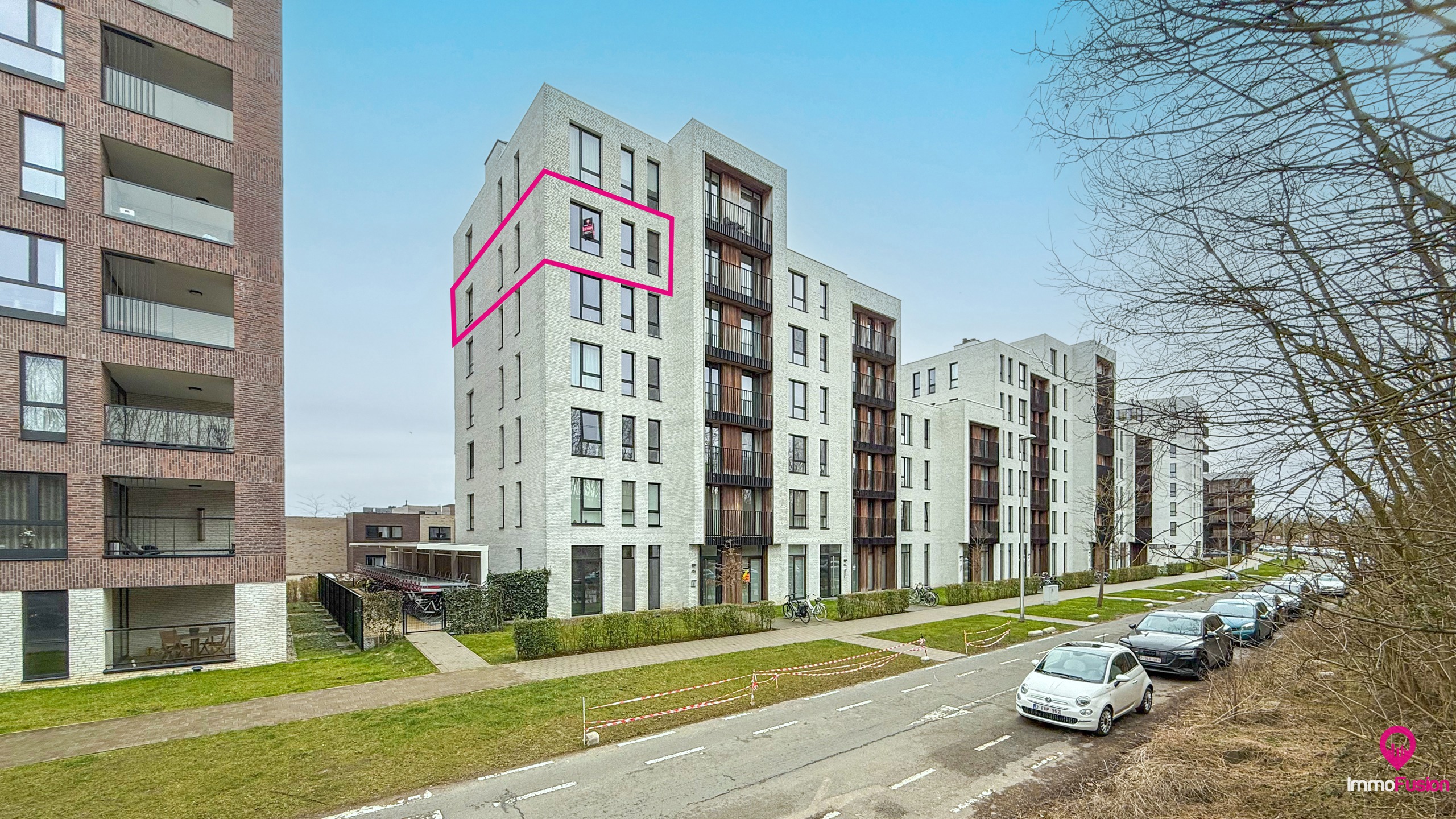 Modern appartement , bemeubeld met vrij uitzicht en parkeerplaats! - foto 2