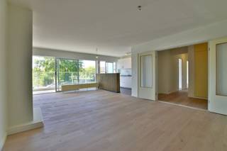 <p><span>Stijlvol vernieuwd appartement met uniek zicht op de Brusselse Forten</span></p><p><span> </span></p><p><span>Op zoek naar een instapklaar appartement op een toplocatie? Dit volledig vernieuwde hoekappartement op de eerste verdieping combineert </span><span>rust, licht en comfort</span><span> met een prachtig groen uitzicht.</span></p><p><span>Gelegen in een verzorgde residentie, vlak bij het centrum van Dendermonde, het station, winkels, scholen en openbaar vervoer, geniet je hier van het beste van twee werelden: </span><span>rustig wonen én alles binnen handbereik</span><span>.</span></p><p><span> </span></p><p><span>Indeling</span><span>:</span><span><br />Een ruime inkomhal met ingemaakte kasten, een lichtrijke leefruimte met moderne open keuken (volledig uitgerust), ruim vernieuwd terras met nieuwe glazen balustrades, 2 volwaardige slaapkamers en 3de praktische berg- (slaap)kamer met extra bergruimte, een stijlvolle badkamer met inloopdouche en meubel, en apart toilet.</span></p><p><span>Verder in de kelder heeft men een extra bergruimte voorzien. </span></p><p><span> </span></p><p><span>Troeven die meteen overtuigen:</span></p><ul><li><span>Overvloedige lichtinval dankzij de hoekligging </span></li><li><span>Adembenemend zicht op natuurgebied Brusselse Forten </span></li><li><span>Groot terras om volop te genieten van de omgeving </span></li><li><span>Volledig vernieuwd en instapklaar </span></li></ul><p><span> </span></p><p><span>Extra comfort</span><span>:</span><span><br />De maandelijkse kost van </span><span>€ 195/maand</span><span> omvat o.a. syndickosten, onderhoud, afvalophaling, herstellingen én zelfs </span><span>privatief waterverbruik en verwarming</span><span>.</span></p><p><span> </span></p><p><span>Beschikbaar: onmiddellijk - Interesse? Wacht niet te lang!</span><span><br />Bel ons vandaag nog op </span><span>052/55 55 55 </span><span>of mail naar <span>info@immotwins.be</span></span></p><p><span> </span></p><p><span>Dit is jouw kans op zorgeloos wonen met een uniek uitzicht!</span></p><p><span> </span></p>