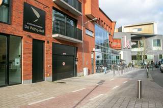 Ondergrondse, afgesloten parkeerplaats in het centrum van Kortrijk. Nabij de Veemarkt, shopping, winkelstraten, ...