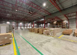 Het gebouw is gelegen in de industriezone Mechelen-Noord 1 en dus uitstekend gelegen langs de E19 Brussel-Antwerpen.<br /><br />Het gebouw bestaat uit twee aparte units van 8.547m² en 6.383m².<br /><br />Naast de uitstekende locatie heeft het magazijn extra kwaliteiten omdat het wordt gebruikt als geconditioneerde ruimte voor farmaceutische logistiek.<br /><br />Het is uitgerust met een PV-installatie, EV-laders, VRV's (airconditioning en verwarming), voldoende laadkades en een vrije hoogte van 10 meter.<br /><br /><br /><strong>VOORZIENINGEN</strong><br /><br />Brandveiligheid:<br />- Sprinklers<br />- Brandblussers<br /><br /><strong>BEVEILIGING</strong><br /><br />- Toegangskaart<br />- Volledig omheinde site<br />- CCTV Systeem<br />- Guard room<br /><br /><strong>ALGEMEEN</strong><br /><br />- Laadkades: 11<br />- Volledige temperatuurcontrole<br />- Vrije hoogte: 10m<br />- Draagkracht vloer: 50 kN/m²<br />- Verwarming: Heteluchtblazers op gas<br />- Koeling: VRV systeem<br />- PV Systeem<br /><br /><u>Beschikbaarheden</u><br /><br /><strong>magazijn: </strong>4.604 m² aan 70€/m²/jaar<br /><br /><br />
