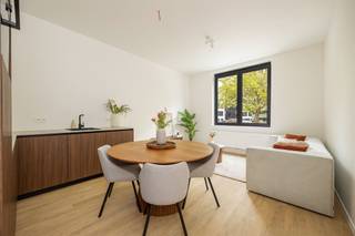 <p><span>Helemaal instapklaar, strak gerenoveerd én een eigen tuintje? Dit gelijkvloerse appartement combineert een warme afwerking met twee slaapkamers, een knappe keuken, trendy badkamer en sterke energiescores. Je woont bovendien in een fijne hoek van Berchem, met het Brilschanspark, natuurgebied Wolvenberg en sportcentrum Het Rooi vlakbij.</span><span> </span></p><p><span> </span></p><p><span>Warm hout &amp; strakke lijnen</span></p><p><span>Je komt binnen in een lichtrijke leefruimte, waar de warme parketlaminaat meteen mooi contrasteert met de strakke witte muren en zwarte raamprofielen. Er is voldoende plaats voor een gezellige zithoek en een eettafel, met aan de andere kant de open keuken.  Die is een echte blikvanger, met donkerbruine houtlook fronten, een strak werkblad en trendy kraanwerk. Ook qua toestellen zit je goed: Samsung combioven en vaatwasser en een Elica inductievuur met ingebouwde afzuiging. De zwarte pvc-ramen met driedubbele beglazing zorgen voor veel natuurlijk licht én extra comfort. Vanuit de leefruimte wandel je via de overloop naar de rest van het appartement. De mooie houtlook vloer loopt hier gewoon door, waardoor het geheel rustig en uniform aanvoelt. Handig is de aparte berging met aansluiting voor je wasmachine, de elektrische boiler en de omvormer van de privatieve zonnepanelen.</span></p><p><span> </span></p><p><span>Twee slaapkamers &amp; een frisse badkamer</span></p><p><span>Je hebt hier twee slaapkamers allebei met dezelfde warme vloer en grote ramen met driedubbele beglazing. De grootste slaapkamer geeft rechtstreeks uit op de tuin: ’s morgens de deur openzetten en meteen wat frisse lucht binnen, zalig.  Ook de badkamer werd helemaal in dezelfde hedendaagse stijl afgewerkt. Je hebt er een inloopdouche met grijze tegel, regendouche, een houtlook badkamermeubel met witte opbouwwastafel en donker geborsteld kraanwerk. </span></p><p><span> </span></p><p><span>Een eigen stukje groen</span></p><p><span>Een appartement én een eigen tuin: altijd een fijne combinatie. Achteraan krijg je een charmant terras , compact en onderhoudsvriendelijk, maar groot genoeg om buiten te ontbijten, wat groen te zetten of na het werk nog even van de buitenlucht te genieten.</span></p><p><span>Ook technisch zit dit appartement goed in elkaar. Met een EPC A, privatieve zonnepanelen, driedubbele beglazing, ventilatiesysteem C+, conforme elektriciteit en een asbestveilig attest is er stevig ingezet op energiezuinig en comfortabel wonen. </span></p><p><span> </span></p><p><span>Groen wonen in Berchem</span></p><p><span>Hier woon je rustig en groen, zonder ver van de stad te zitten. Het Brilschanspark en natuurgebied Wolvenberg liggen op wandelafstand, net als sportcentrum Het Rooi. Voor je dagelijkse boodschappen vind je verschillende supermarkten enkele straten verder. Zin in winkels, een koffietje of iets lekkers? Dan ben je zo in Oud-Berchem, de Pulhofwijk of Groenenhoek. </span></p><p><span> </span></p>