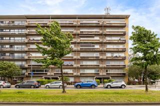 Op de Lambrechtshoekenlaan in Merksem, op een centrale en vlot bereikbare locatie vlakbij winkels, openbaar vervoer en belangrijke invalswegen, bevindt zich dit ruime appartement op de 3de verdieping van een verzorgd gebouw met lift.<br /><br />Dit appartement vormt een solide basis met renovatiepotentieel voor wie het graag volledig naar eigen smaak wil moderniseren of herinrichten. De doordachte indeling en de ruime vertrekken bieden alle mogelijkheden om hier een eigentijdse, comfortabele en stijlvolle woonomgeving van te maken.<br /><br />Bij het binnenkomen kom je in de inkomhal die leidt naar de leefruimte en keuken. Vanuit de leefruimte is er toegang tot het terras, dat over de volledige lengte van het appartement loopt en zorgt voor een aangenaam buitengevoel. Verder is er een badkamer waar u alle ruimte heeft om een comfortabele en stijlvolle badkamer naar eigen smaak te creëren. Bovendien zijn er twee toiletten: één in de badkamer en een apart gastentoilet in de inkomhal, wat zorgt voor extra comfort en gebruiksgemak.<br /><br />Het appartement beschikt over drie slaapkamers van ca. 12,5 m², 10 m² en 6,5 m², waarvan één rechtstreeks toegang geeft tot het inpandig terras.<br /><br />In de kelder is een private berging inbegrepen, die zorgt voor extra praktische opbergruimte.<br /><br />Tot slot beschikt het appartement over individuele meters voor water, gas en elektriciteit. <br />De gemeenschappelijke kosten bedragen €145 per maand.<br /><br />Wenst u graag meer informatie of een bezoek ter plaatse? Contacteer Neon Vastgoed op 03/336.88.88 of via info@neonvastgoed.be