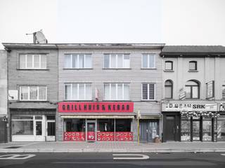 In the heart of the Brugse Poort, in Ghent, this versatile commercial property awaits a new owner. The building combines a commercial space on the ground floor with four practical apartments above, providing an optimal balance between business and residential use. All units are currently rented out, ensuring an immediate return on investment.<br /><br />Upon entering the ground floor, you will find a spacious and well-maintained commercial space, currently set up as a restaurant. This space is tastefully finished and equipped with modern facilities. The large storefront not only provides plenty of natural light, but also attracts curious passersby. In the back, there is a practical kitchen, fully equipped and perfect for culinary entrepreneurs looking to operate their dream restaurant.<br /><br />The upper floors feature four compact apartments, each cleverly designed and currently rented out. The apartments offer a pleasant living space, a cozy bedroom, and a private bathroom. Thanks to separate access, the commercial and residential functions remain completely independent, which is a great advantage for landlords or operators.<br /><br />The commercial property is located in a vibrant neighborhood with a mix of cultural influences, charming shops, and cozy restaurants. The excellent accessibility, both by bike and public transport, makes the property even more attractive for customers and residents.<br /><br />In short, this commercial property offers an ideal combination of business and residential potential, and is perfect for entrepreneurs or investors looking for a versatile property in a prime location in Ghent. Don't wait any longer to discover this unique opportunity!