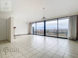 Dit ruim appartement op de tweede verdieping is Residentie Ambassade heeft heelwat potentieel. Met een paar opfrissingswerken maak je je er echt...