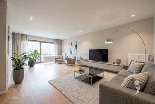 <p><span>Dit appartement van 93 m² bevindt zich op de eerste verdieping van een residentie uit 1963, gelegen aan de Begijnenweide in Mechelen. </span></p><p><span>Dankzij de zuidgerichte oriëntatie geniet het appartement van een aangename lichtinval en een mooi zicht op de Dijle en de Sint-Romboutstoren. </span></p><p><span>De indeling omvat een leefruimte, twee slaapkamers met toegang tot een klein terras en een badkamer uitgerust met een ligbad. Verder beschikt het appartement over een privatieve kelderberging. </span></p><p><span>Het pand is onmiddellijk beschikbaar en dient opgefrist te worden, wat tal van mogelijkheden biedt om het volledig naar eigen smaak te renoveren. </span></p><p><span>Door de gunstige oppervlakte en praktische indeling vormt dit appartement een interessante opportuniteit voor zowel eigen bewoning als investering. </span></p><p><span> </span></p><p><span>Interesse?<br />Contacteer ons via 016 15 31 15 of info@immolivit.be </span></p>