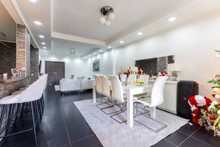 Dit opbrengsteigendom of meergezinswoning is gelegen te Hoboken. Het eigendom vormt een interessante opportuniteit voor investeerders of grote gezinnen die op zoek zijn naar een pand met meerdere woonmogelijkheden. Het gebouw bestaat uit 2 woongelegenheden.<br /><br />Het gelijkvloers is momenteel verhuurd en bestaat uit een woonkamer, 2 slaapkamers, berging badkamer en overdekte koer achteraan.<br /><br />Het eerste en tweede verdiep is verdeeld in een duplex appartement. Op de 1ste verdieping vinden we de ruime woonkamer met open keuken, 1ste badkamer, 1 slaapkamer en overdekt terras vanwaar je toegang hebt tot de koer met tuinberging. <br />Het 2e verdiep omvat 3 slaapkamers, 2e badkamer en groot terras. Eveneens is er ruime zolder aanwezig.<br /><br />Sterke punten:<br />- Gunstige EPC voor beide woongelegenheden (label B)<br />- Ligging nabij invalsweg A12 (ideaal richting Brussel-Mechelen of Antwerpen). <br />- Meerdere slaapkamers en badkamers<br />- Ideaal als investering of voor grote gezinnen<br /><br />Interesse in deze interessante eigendom? Neem gerust contact met ONE Vastgoed op (03/360.85.30) voor meer informatie of een bezoek ter plaatse.