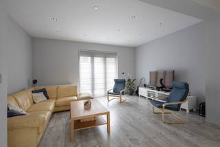 <p>Gerenoveerde woning met vijf slaapkamers, tuin en garage in Dilbeek.</p><p>Deze ruime gezinswoning werd tussen 2017 en 2025 van binnen volledig gerenoveerd en combineert een hedendaags wooncomfort met een warme, charmante uitstraling. <br />Stucwerken, keuken, badkamer, technieken (CV, leidingen, afvoeren, ..) en vloerwerken werden stuk voor stuk aangepakt, waardoor de woning vandaag volledig instapklaar is.</p><p>Via de inkomhal betreed je de lichtrijke leefruimte met aansluitende open keuken. Deze zeer open en grote leefruimte voorziet in voldoende plaats voor een groot salon en eetplaats. Langs de leefruimte is de tuin via enkele treden te bereiken.</p><p>Op de eerste verdieping zijn 2 zeer ruime slaapkamers, een bergplaats en een eerste badkamer met ligbad, douche en dubbel wasmeubel terug te vinden.<br />De tweede verdieping voorziet in de 3 overige slaapkamers waarvan één met leuke mezzanine (leuk als slaaphoek of extra bergruimte), ook op deze verdieping is een recente douchekamer voorzien.<br /><br />De technische ruimte,stockage kelders en inpandige garage zijn net onder het straatniveau gelegen en bieden vlot toegang tot de tuin.</p><p>De tuin is aangenaam, voorzien van gazon waar je de buitenruimte zonder inkijk kan genieten.</p><p></p><p>Troef bij uitstek is de rustige en toch centrale locatie tussen stad en het Pajottenland. Dat in de omgeving van verschillende lagere en middelbare scholen die op wandelafstand gelegen zijn.<br /><br />EPC 346 kWh/m² j</p>