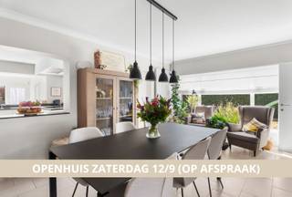 <p>Op zoek naar een woning met ruimte voor het gezin én een eigen plek om te werken of te ontspannen? Deze halfopen bebouwing combineert drie slaapkamers met een veelzijdige indeling, een tuin en een afzonderlijke garage.</p><p>Via de inkomhal bereik je de ruime leefruimte, waar een gezellige zithoek met haard en een volwaardige eetplaats hun plek vinden. De aansluitende keuken biedt voldoende ruimte om samen te koken. Achteraan vormt de extra kamer met toegang tot de tuin een mooie aanvulling: hobbyruimte of thuiswerkplek, naargelang jouw wensen. Een badkamer met ligbad en afzonderlijke douche, een praktische wasplaats en een apart toilet vervolledigen het gelijkvloers.</p><p>Op de eerste verdieping bevinden zich twee slaapkamers, een afzonderlijke dressing en een tweede toilet. De tweede verdieping herbergt de derde slaapkamer: een fijne plek voor wie graag wat meer privacy heeft.</p><p>De tuin nodigt uit om buiten te ontspannen. De afzonderlijke garage biedt plaats voor de wagen of extra bergruimte, terwijl ook de kelder handig is voor voorraad en opslag.</p><p>Met <strong>16 zonnepanelen, airco en EPC-label C (210 kWh/m²/jaar)</strong>, beschikt deze woning over troeven. De beschikbare elektriciteitskeuring is gunstig en het asbestattest vermeldt ‘asbestveilig’.</p><p>De woning zal vrij zijn op 1 mei 2027.</p><p>Spreekt de combinatie van karakter, ruimte en een praktische indeling je aan?</p>