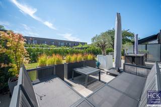 De liggingDit luxueus afgewerkte appartement is gelegen in het centrum van Kruishoutem op wandelafstand van allerhande winkels, horeca, alsmede het...
