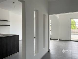 <p><span>Prachtig gerenoveerd twee slaapkamer appartement van ca. 105m² in charmant gebouw op toplocatie! </span></p><p><span> </span></p><p><span>Het appartement bevindt zich op de bovenste verdieping in een gebouw van 5 hoog.</span></p><p><span>De vaste kosten bedragen €80/maand (gemene delen, provisie water, lift)</span></p><p><span>Aparte meters voor elektriciteit en gas. Alle ramen beschikken over dubbele beglazing. </span></p><p><span> </span></p><p><span>Je komt de woning binnen in de centrale ruime hal. </span></p><p><span>Aan de voorzijde van het gebouw bevindt zich de woonkamer met open keuken die een oppervlakte heeft van zo’n 45 m². </span></p><p><span>Deze ruimte geniet van zeer veel lichtinval door de grote raampartijen die toegang verlenen tot de terrassen. </span></p><p><span>Zo heb je vooraan een terras van 4,5m² en achteraan bij de keuken een ruim terras van 7,5m²!</span></p><p><span>De keuken is voorzien van alle toestellen en veel opbergruimte.</span></p><p><span>Grote badkamer voorzien van ligbad met optie om te douchen, lavabomeubel en toilet</span></p><p><span>In de gang is er ook een gastentoilet, technische ruimte en berging voor de wasmachine/droogkast aanwezig. </span></p><p><span>Achteraan treffen we de 2 slaapkamers met mooie oppervlaktes van 16m² en de 12 m². </span></p><p><span>Wees er snel bij voor een bezoek! </span></p><p><span>Dit kan via de website <span>www.hansimmo.be</span></span><span> of maak je afspraak telefonisch via het nummer 03/290.30.30</span></p><p><span> </span></p>