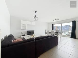 <p>Welkom in dit gezellige appartement, gelegen op de eerste verdieping van de Boulezlaan in Waregem.<br />Met een praktische indeling biedt deze woonst alle nodige comfort die u zich kunt wensen.<br />De bewoonbare ruimte bestaat uit een lichte woonkamer die moeiteloos overgaat in een uitnodigende keuken met alle apparatuur.<br />Er zijn twee slaapkamers en een moderne badkamer met inloopdouche.<br />Met een garage, een extra parkeerplaats en kelderberging beschik je over veel extra ruimte.</p>
<p>De ligging is ideaal, nabij het station en met alle nodige voorzieningen binnen wandelbereik.<br />Het appartement is sowieso beschikbaar vanaf 01/12/2026, maar kan in overleg eventueel vroeger vrijkomen.<br />Stuur ons gerust een mail voor een vrijblijvend bezoek.</p>