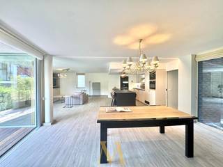 Dit prachtig afgewerkte hoekappartement combineert ruimte, licht en comfort op een uitstekende ligging. Dankzij de hoekpositie geniet de woning van een overvloed aan natuurlijke lichtinval en een aangename, open sfeer.<br /><br />Via de inkomhal met vide kom je terecht in de ruime leefruimte, waar de stijlvolle bio-ethanolhaard voor extra gezelligheid zorgt. De open keuken met kookeiland is volledig uitgerust met kwalitatieve A+++ toestellen, waaronder twee koelkasten, een diepvriezer, vaatwasser, stoomoven, microgolfoven en warmhoudlade.<br /><br />Het appartement beschikt over twee ruime slaapkamers met ingemaakte kasten, een moderne badkamer met inloopdouche en een praktische berging/wasruimte.<br /><br />Buiten geniet je van een overdekt terras van 12 m² dat aansluit op een onderhoudsvriendelijke privétuin met extra terras van 21 m², ideaal om in alle rust van het buitenleven te genieten.<br /><br />Twee ondergrondse autostaanplaatsen zijn inbegrepen in de prijs.<br /><br />Troeven:<br />✓ EPC-label B<br />✓ Elektrische installatie conform<br />✓ Volledig uitgeruste keuken met A+++ toestellen<br />✓ Overdekt terras en privatieve tuin<br />✓ Twee ondergrondse parkeerplaatsen inbegrepen<br />✓ Centrale ligging nabij winkels, scholen en openbaar vervoer<br /><br />Interesse?<br />Contacteer ons via 0498 44 78 00 of mail naar info@maximevanneste.be voor een bezoek.