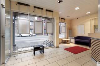 <p><span>Deze handels- of kantoorruimte is gunstig gelegen in een kleinschalige residentie uit 2001, nabij het centrum van Wachtebeke. Dankzij de commerciële ligging geniet het pand van een uitstekende zichtbaarheid, terwijl de straat ruime parkeermogelijkheden biedt voor klanten en medewerkers. </span></p><p><span>Bij binnenkomst leidt de inkomhal naar een loketruimte met grote raampartijen, die niet alleen zorgen voor veel natuurlijke lichtinval, maar ook een ideale etalagemogelijkheid bieden. Verder omvat het pand een hal die toegang geeft tot drie aparte kantoorruimten, een polyvalente ruimte die voorheen dienstdeed als kluizenruimte, een praktische berging en een apart toilet. Daarnaast beschikt het pand over een kelder, wat extra opslagcapaciteit biedt.</span></p><p><span>De elektrische installatie werd recent conform bevonden en het pand heeft een EPC-label C. Er bestaat de mogelijkheid om een aparte garagebox aan te kopen voor  25.000, evenals een tweede handels- of kantoorruimte of een ruim appartement. Het pand is vrij van gebruik bij akte.</span></p><p><span>Voor meer informatie of een bezoek ter plaatse kan Mathias gecontacteerd worden op het nummer 0472 60 91 51 of via e-mail op mathias@pattymo.be.</span></p>