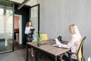 <p><strong></strong></p>
<p>Bent u op zoek naar een full-service privékantoor dat 24/7 beschikbaar is? <br /> Of heeft u voldoende aan een plekje in de sfeervolle gemeenschappelijke werkruimte? </p>
<p>Bij Interoffices - gelegen in het mooie, historische Paterspand te Turnhout - kan u kiezen uit diverse mogelijkheden. Van een virtueel kantoor tot een full-service privékantoor, vergader- en congreszalen met catering, de mogelijkheden zijn eindeloos. In 2022 wordt tevens een restaurant van Bartel Dewulf geopend in de aanpalende voormalige kerk. Onze klanten zullen bovendien gebruik kunnen maken van de nieuwe ondergrondse parking welke een rechtstreekse inrit zal hebben via de Paterstraat.</p>
<p><br /> Full service kantoren betekent bij Interoffices:<br /> - volledig ingericht en uitgerust met kwalitatieve materialen<br /> - onthaaldiensten, post- en telefoonbeheer</p>
<p>- unieke telefooninfrastructuur en internetconfiguratie met firewalls<br /> - beheer van catering<br /> - water, elektriciteit, verwarming</p>
<p>- dagelijkse schoonmaak</p>
<p>- taksen op het gebouw</p>
<p>- onroerende voorheffing</p>
<p>- ...<br /> <br /> Prijzen privékantoor                       vanaf 700 euro/maand<br /> Prijzen co-working spaces               vanaf 219 euro/maand<br /> Prijzen vergaderzalen                     vanaf 90 euro/dag<br /> Prijzen maatschappelijke zetel         vanaf 69 euro/maand<br /> Prijzen virtueel kantoor                   vanaf 65 euro/maand</p>
<p> </p>
<p>Bovendien kan elke klant van Interoffices gratis gebruik maken van de gemeenschappelijke werkruimten op al onze locaties. (Brussels Airport, Brussels Expo, Brussels Parliamant, Antwerp East,…)</p>
<p>Kantoor 2 pers: vanaf 700 euro/maand</p>
<p>Kantoor 4 pers: vanaf 1000 euro/maand</p>
<p>Kantoor 6 pers: vanaf 2000 euro/maand</p>
<p> </p>
<p>Voor grotere teams – prijzen op aanvraag.<br /><br /></p>
<p>Ook mogelijkheid tot verhuur 1<sup>ste</sup> verdieping.</p>
<p>Prijzen op aanvraag</p>
