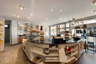 A FULLY EQUIPPED commercial property with retail space, workshop, and a SPACIOUS SEPARATE RESIDENCE. PRIME LOCATION near the center of Meulebeke...