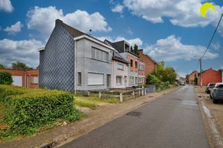 <p><span>In het rustige Walem bevindt zich deze ruime te renoveren halfopen-bebouwing met tal van mogelijkheden voor wie op zoek is naar een woning met potentieel. Met een bewoonbare oppervlakte van ca. 111 m², twee slaapkamers en een gunstig EPC-label C vormt deze woning een interessante kans voor zowel starters als investeerders! </span></p><p><span>De woning geniet bovendien van een vlotte ligging nabij openbaar vervoer, scholen en belangrijke invalswegen, Wat zorgt voor een uitstekende bereikbaarheid.</span></p><p><span>Indeling: </span></p><p><span>Op het gelijkvloers vinden we een ruime leefruimte (28m²) met veel lichtinval en een open haard voorzien van gasaansluiting. De keuken (16m²) is functioneel ingericht met een elektrisch vuur, dampkap, en aansluitingen voor een grote koelkast met diepvries. Tevens is er ook een condensatieketel op gas aanwezig. Verder bevinden zich op het gelijkvloers een badkamer (5m²) met inloopdouche, een afzonderlijk toilet en een praktische wasplaats (6m²) met aansluitingen voor wasmachine en droogkast.</span></p><p><span>De veranda (12m²) vormt een aangename extra ruimte en biedt rechtstreeks toegang tot de tuin. Naast de woning bevindt zich een ruim terras (25m²) en beschikt u over een garage (19m²) met rechtstreekse toegang tot de tuin.</span></p><p><span>Op de eerste verdieping bevinden zich twee slaapkamers (15m² & 13m²) en een nachthal. De woning is uitgerust met aluminium ramen, deels met dubbel en deels met enkel glas, en manuele rolluiken.</span></p><p><span>De elektrische installatie werd vernieuwd en is conform de huidige regelgeving. Daarnaast biedt de zolder nog interessante uitbreidingsmogelijkheden voor wie extra woonruimte wenst te creëren.</span></p><p><span>Graag som ik voor u nog even op troeven op van deze woning te Walem: </span></p><p><span> </span></p><ul><li><span>Elektriciteit conform </span></li><li><span>Grote tuin</span></li><li><span>111 m² bewoonbare oppervlakte </span></li><li><span>Ruime garage met toegang tot tuin</span></li><li><span>Mogelijkheid tot uitbreiding door zolder af te werken</span></li></ul><p><span> </span></p><p><span>Nuttige informatie: </span></p><p><span> </span></p><ul><li><span>EPC label C: 293 kWh/m²jaar</span></li><li><span>G-score: D P-score: A</span></li></ul><p><span> </span></p><p><span>Voor een bezoek ter plaatse kan u ons contacteren op het nummer 03 449 42 41 of mail ons via <span>hallo@habicom.be</span></span></p><p><span>Benieuwd naar de waarde van jouw woning? Check het gratis op <span>www.watismijnhuiswaard.be</span></span><span> </span></p><p><span> </span></p><p><span> </span></p><p><span> </span></p>