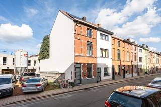 <p>Deze gunstig gelegen woning bevindt zich nabij de R40 en de N9. Het stadscentrum is vlot bereikbaar met de fiets en ook het Groenevalleipark ligt op korte afstand.</p>
<p>De woning beschikt over een praktische indeling en biedt verrassend veel ruimte. Via de inkomhal bereikt u de lichtrijke leefruimte, aansluitend op de keuken.</p>
<p>Op het gelijkvloers bevindt zich daarnaast een praktische ruimte met apart toilet, lavabo en aansluitingen voor een wasmachine en droogkast. De woning beschikt eveneens over een handige en droge kelder die extra bergruimte biedt.</p>
<p>Op de eerste verdieping bevinden zich een ruime slaapkamer en de badkamer. De tweede verdieping is ingericht als een zeer ruime tweede slaapkamer. Daarnaast beschikt de woning nog over een ruime zolder die ideaal is als opslagruimte.</p>
<p>Een belangrijke meerwaarde van deze woning is de toekomstige ontwikkeling naast en achter het perceel. In het kader van een nieuwbouwproject wordt er een groen park aangelegd dat zich vlak naast en achter de woning zal bevinden. Dit park zal een aangename groene omgeving creëren en zal bovendien in verbinding staan met de Westerbegraafplaats en de Groene Strook door Wondelgem. Hierdoor geniet u niet alleen van extra groen in de onmiddellijke omgeving, maar ook van een aantrekkelijke wandel- en fietsverbinding.</p>
<p>Troeven van deze woning</p>
<ul>
<li>Lichtrijke leefruimtes</li>
<li>Energiezuinige woning (EPC B)</li>
<li>Twee volwaardige slaapkamers</li>
<li>Ruime zolder en praktische kelder</li>
<li>Aparte was- en bergruimte</li>
<li>Toekomstig park naast en achter de woning</li>
<li>Vlotte bereikbaarheid nabij belangrijke invalswegen en het stadscentrum</li>
</ul>
<p>Beschikbaarheid overeen te komen met de eigenaar.</p>
<p>Interesse? Contacteer Top Vastgoed voor meer informatie of een bezoek.</p>