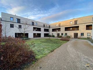 <p><span> </span></p><p><span>Recente assistentiewoning in parkomgeving, pal in het centrum van Borgloon</span></p><p><span>Bent u op zoek naar een comfortabele woonoplossing voor uzelf, of een interessante investering met toekomstperspectief? Deze prachtige, instapklare assistentiewoning combineert rust, comfort en zorg op maat op een toplocatie in het hart van Borgloon.</span></p><p><span>Wonen op een prachtige locatie</span><span><br />Deze assistentiewoning bevindt zich in een rustige, groene parkomgeving en biedt een aangename balans tussen privacy en sociaal contact, volledig naar eigen wens. De residentie ligt in het centrum, op wandelafstand van winkels, horeca en openbaar vervoer. Bovendien bevinden een Spar-winkel en de doktersassociatie De Parel zich in de onmiddellijke nabijheid.</span></p><p><span>Zorg à la carte zelfstandig wonen met ondersteuning</span><span><br />Hier kiest u voor een thuis waar u zo lang mogelijk zelfstandig kunt wonen, met zorg en ondersteuning op maat wanneer dat nodig is. U geniet onder meer van:</span></p><ul><li><span>ondersteuning door een woonassistent</span></li><li><span>aandacht voor veiligheid en comfort</span></li><li><span>dag- en nachtpermanentie en medische bijstand</span></li></ul><p><span>De assistentiewoning voldoet aan de specifieke voorwaarden van het woonzorgdecreet van 13 maart 2009, zowel op bouwkundig vlak als op het gebied van dienstverlening.</span></p><p><span>Indeling</span></p><ul><li><span>Inkomhal</span></li><li><span>Leefruimte met open keuken</span></li><li><span>Slaapkamer</span></li><li><span>Badkamer</span></li><li><span>Berging</span></li><li><span>Kelderberging</span></li></ul><p><span>Op het gelijkvloers bevindt zich bovendien een gemeenschappelijke ontmoetingsruimte met kitchenette, ideaal voor sociaal contact in een aangename omgeving.</span></p><p><span>Comfort en afwerking</span></p><ul><li><span>Instapklaar (geschilderd en voorzien van lichtarmaturen)</span></li><li><span>Vloerverwarming</span></li><li><span>Ventilatiesysteem C+ volgens EPB-norm</span></li><li><span>Lift aanwezig</span></li><li><span>Thermische en akoestische isolatie</span></li><li><span>E-peil: 47</span></li><li><span>Specifiek energieverbruik: 75,96 kWh/m²</span></li><li><span>Volledig aangelegde tuinen in het parkgebied</span></li></ul><p><span>De residentie straalt rust uit en biedt een bijzonder aangename woonomgeving.</span></p><p><span>Voor eigen bewoning of als investering</span><span><br />Vanaf 65 jaar kan men de assistentiewoning zelf bewonen. Aankoop als belegging behoort eveneens tot de mogelijkheden.</span></p><p><span>Interesse?</span><span><br />Bezoeken zijn mogelijk na voorafgaande afspraak via ons kantoor op </span><span>012 26 22 05</span><span>.</span></p>