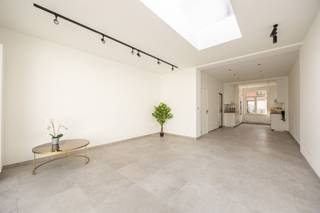 <p><span>Energiezuinige gezinswoning met drie slaapkamers en een garage</span></p><p><span> </span></p><p><span>Deze recent gerenoveerde woning in Muizen combineert wooncomfort met een uitstekende locatie. De centrale ligging tussen Antwerpen en Brussel maakt Muizen enorm interessant om zowel met de wagen als het openbaar vervoer beide steden vlot te bereiken. Daarbovenop is Muizen nog een echt dorp waar alle voorzieningen aanwezig zijn op wandel-en fietsafstand van de woning. De woning zelf werd tot op het bot gestript en volledig in het nieuw gezet. Met drie slaapkamers, een ruime garage en een gezellige tuin biedt deze rijwoning alles wat u nodig heeft. Dankzij het EPC label A hoeft u zich ook geen zorgen meer te maken op het vlak van energiezuinigheid.</span></p><p><span> </span></p><p><span>Indeling</span></p><p><span> </span></p><p><span>Gelijkvloers:</span></p><p><span>- Inkomhal</span></p><p><span>- Keuken</span></p><p><span>- Eetkamer</span></p><p><span>- Woonkamer</span></p><p><span>- Apart toilet</span></p><p><span>- Tuin</span></p><p><span>- Garage</span></p><p><span>- Twee parkeerplaatsen</span></p><p><span> </span></p><p><span>Eerste verdieping:</span></p><p><span>- Slaapkamer 1 </span></p><p><span>- Slaapkamer 2</span></p><p><span>- Badkamer</span></p><p><span> </span></p><p><span>Zolderverdieping:</span></p><p><span>- Slaapkamer 3</span></p><p><span> </span></p><p><span>Troeven:</span></p><p><span>- Energiezuinig met een EPC label A</span></p><p><span>- Zonnepanelen</span></p><p><span>- Zeer ruime garage</span></p><p><span>- Rustige maar centrale ligging </span></p><p><span> </span></p><p><span>Ben je geïnteresseerd in deze woning te koop in Muizen, ben je op zoek naar ander vastgoed of wens je de waarde van jouw eigendom te kennen? Dan ben je bij BOLT Immo aan het juiste adres! Wij helpen jou graag verder.</span><span> </span></p>