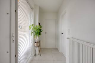 Op zoek naar comfortabel en zorgeloos wonen?<br />Deze perfect onderhouden halfopen woning op een mooie hoekperceel in een rustige woonwijk heeft letterlijk alles in huis.<br />Dankzij de recente renovatie (2021) en het uitstekende EPC-label A geniet u hier van modern wooncomfort zonder renovatiezorgen.<br /><br />De lichtrijke leefruimte met ingebouwde haard en maatkasten sluit naadloos aan op de stijlvolle, volledig uitgeruste keuken met hoogwaardige toestellen. Met maar liefst 4 volwaardige slaapkamers en een ruime, luxueuze badkamer is dit de ideale gezinswoning.<br /><br />Buiten geniet u van een aangelegde, onderhoudsvriendelijke tuin, een gezellig tuinhuis met pergola en ruime parkeermogelijkheden, inclusief plaats voor meerdere wagens of mobilhome.<br /><br />Perfect gelegen: rustig en groen, op wandelafstand van winkels, scholen en voorzieningen, én met een vlotte verbinding naar de E40.<br /><br />Troeven op een rijtje:<br />- instapklaar &amp; energiezuinig<br />- 4 slaapkamers<br />- moderne keuken met topapparatuur<br />- 16 zonnepanelen<br />- ruime oprit en extra parkeergelegenheid<br />- rustige, centrale ligging<br /><br />Een ideale combinatie van comfort, ruimte en locatie, helemaal klaar om uw nieuwe thuis te worden!<br /><span>Deel uw interesse en plan uw bezoek: 0468/43 75 04.</span>