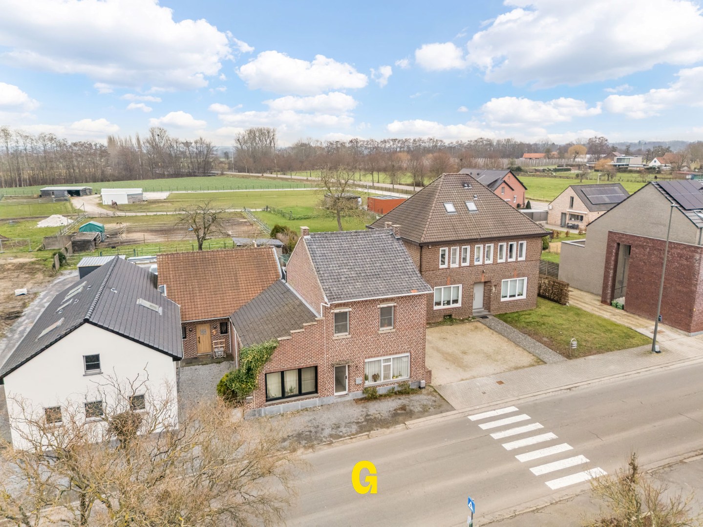 Leuke rijwoning met karakter, 3 slaapkamers, uitbreidingsmogelijkheden op zolder en gezellig tuintje met carport bereikbaar langs achter. - foto 2
