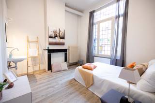 <h2><span>Karaktervolle herenwoning met 8 kamers in het historische hart van Brugge</span></h2>
<p><span>Op een uitzonderlijke toplocatie in het historische centrum van Brugge bevindt zich deze ruime en karaktervolle herenwoning. Gelegen in de rustige Pijperstraat, tussen de Onze-Lieve-Vrouwekerk en de Sint-Salvatorskathedraal en recht tegenover het Bisdom, geniet u hier van een unieke combinatie van rust, charme en een bruisende stadsomgeving. Winkels, gezellige horecazaken, musea en alle troeven van de Brugse binnenstad bevinden zich op wandelafstand.</span></p>
<p><span>De woning beschikt over maar liefst </span><strong><span>acht volwaardige kamers</span></strong><span>, elk voorzien van een eigen wastafel. Daarnaast zijn er twee toiletten en een gemeenschappelijke douche aanwezig. Dankzij deze indeling werd het pand in het verleden uitgebaat als studentenhuis/kamerwoning, wat meteen ook de veelzijdigheid en het ruime potentieel van deze eigendom benadrukt. Elke kamer is afzonderlijk toegankelijk en uitgerust met een branddeur.</span></p>
<p><span>Ook technisch verkeert de woning in een degelijke staat. Zo beschikt het pand over een </span><strong><span>conforme elektrische installatie</span></strong><span>, een </span><strong><span>recente gasgestookte centrale verwarmingsketel</span></strong><span> en werd het </span><strong><span>dak recent geïsoleerd</span></strong><span>, wat bijdraagt aan een betere energieprestatie.</span></p>
<p><span>Op het vlak van brandveiligheid is de woning eveneens uitstekend uitgerust met een brandalarm, brandhaspels, noodverlichting, pictogrammen en een brandtrap die dienstdoet als tweede evacuatieweg op iedere verdieping.</span></p>
<p><span>Deze eigendom biedt een unieke kans voor investeerders, ontwikkelaars of wie op zoek is naar een karaktervolle stadswoning met tal van mogelijkheden. De combinatie van een absolute topligging, een solide technische basis en een flexibele indeling maakt van dit pand een bijzonder interessante investering in het hart van Brugge.</span></p>